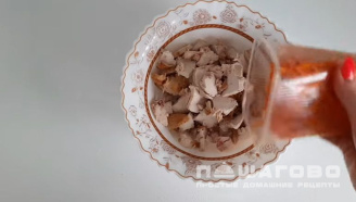Фото приготовления рецепта: Салат с корейской морковью, курицей и сухариками - шаг 1