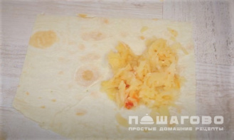 Фото приготовления рецепта: Рулет из лаваша с капустой в духовке - шаг 4