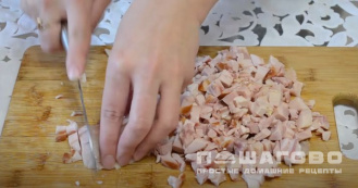 Фото приготовления рецепта: Салат с копченой курицей и корейской морковью - шаг 1