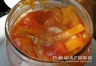 Фото приготовления рецепта: Салат из перца на зиму - шаг 5