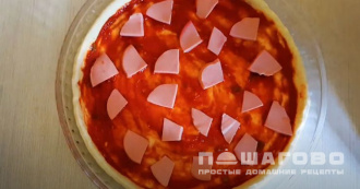 Фото приготовления рецепта: Пицца со свежим огурцом и колбасой - шаг 6