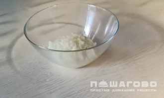 Фото приготовления рецепта: Салат Мимоза без картошки с рисом - шаг 3