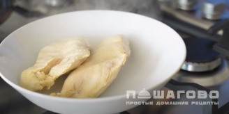 Фото приготовления рецепта: Бульон с яйцом - шаг 6
