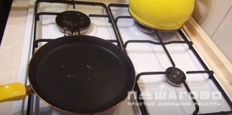 Фото приготовления рецепта: Постные вегетарианские блины на кефире без яиц - шаг 6