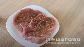 Фото приготовления рецепта: Свинина, запеченая с грибами и помидорами - шаг 1