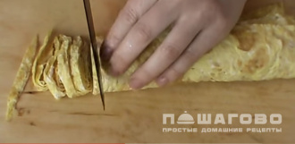Фото приготовления рецепта: Салат «Министерский» с куриной грудкой и яичными блинчиками - шаг 3