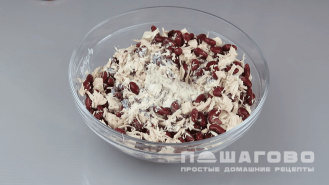 Фото приготовления рецепта: Салат с консервированной фасолью и курицей - шаг 4