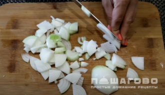 Фото приготовления рецепта: Жареная картошка с шампиньонами и луком на сковороде - шаг 3