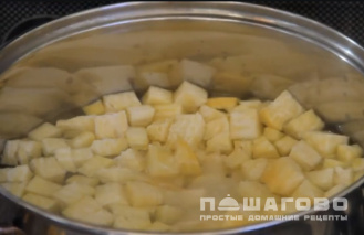 Фото приготовления рецепта: Суп с брюквой и картофелем - шаг 2