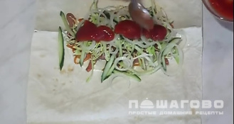 Фото приготовления рецепта: Шаурма с колбасой и капустой - шаг 7
