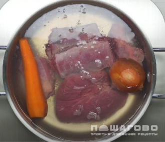 Фото приготовления рецепта: Мясная солянка с копченостями и пряными травами - шаг 1