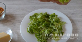 Фото приготовления рецепта: Салат с ветчиной, сухариками и листовым салатом - шаг 3