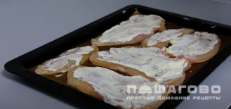 Фото приготовления рецепта: Курица с ананасами под сыром - шаг 3