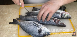 Фото приготовления рецепта: Дорада на гриле под быстрым маринадом из петрушки - шаг 1