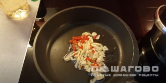 Фото приготовления рецепта: Суп кимчи с яйцом, тофу и древесными грибами моэр - шаг 6