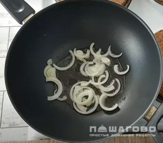 Фото приготовления рецепта: Индейка с яблоками и луком - шаг 2
