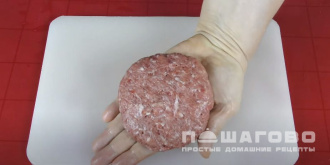 Фото приготовления рецепта: Бифштекс из фарша говядины на сковороде - шаг 7