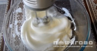 Фото приготовления рецепта: Быстрый рулет из сгущенки с начинкой - шаг 2