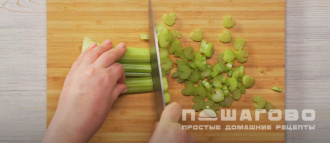 Фото приготовления рецепта: Простой мясной суп с приправой из томатов и чеснока - шаг 3