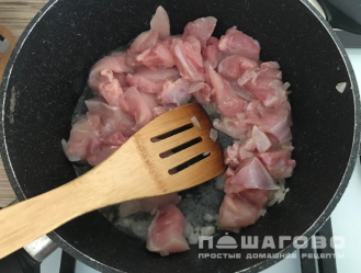 Фото приготовления рецепта: Картофельное рагу с мясом на сковороде - шаг 2