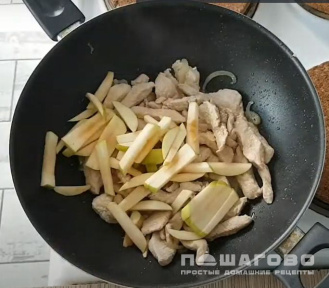 Фото приготовления рецепта: Индейка с яблоками и луком - шаг 4