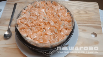 Фото приготовления рецепта: Салат-суши слоями с красной рыбой - шаг 8