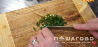 Фото приготовления рецепта: Салат из черемши и яиц - шаг 3