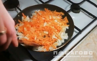 Фото приготовления рецепта: Суп грибной из замороженных лесных грибов - шаг 2
