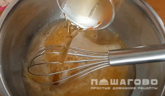 Фото приготовления рецепта: Блины на пиве - шаг 2
