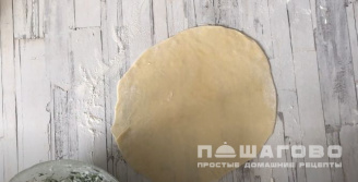Фото приготовления рецепта: Чебуреки с творогом и зеленью - шаг 6