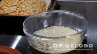 Фото приготовления рецепта: Салат с курицей морковью по-корейски и сухарями - шаг 2