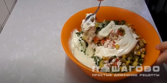 Фото приготовления рецепта: Оливье с крабовыми палочками и кукурузой - шаг 6