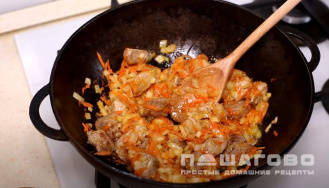 Фото приготовления рецепта: Жаркое из свинины с капустой - шаг 3