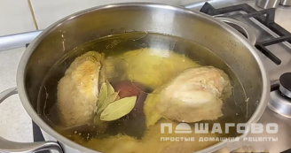 Фото приготовления рецепта: Заливное из курицы - шаг 3