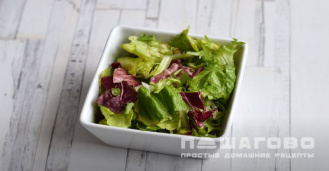 Фото приготовления рецепта: Салат с фасолью, копченой колбасой и сухариками - шаг 4