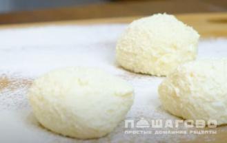 Фото приготовления рецепта: Пышные сырники из творога с мукой - шаг 4