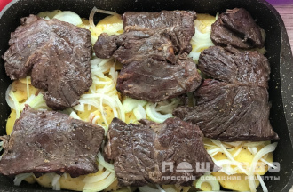 Фото приготовления рецепта: Мясо по-французски с пышной шапкой - шаг 5