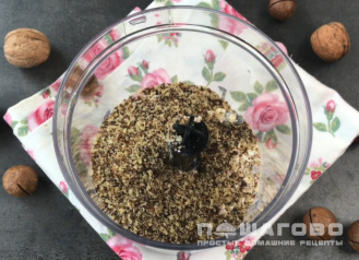 Фото приготовления рецепта: Домашние конфеты из сухофруктов с овсяными хлопьями - шаг 1