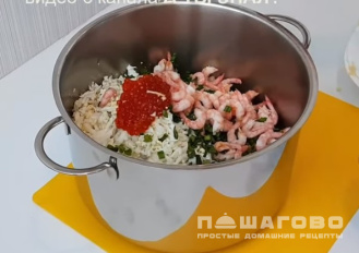 Фото приготовления рецепта: Салат Царский с кальмарами и красной икрой - шаг 5