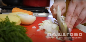 Фото приготовления рецепта: Суп из куриной грудки с вермишелью - шаг 2