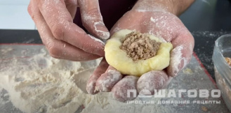 Фото приготовления рецепта: Картофельные пирожки с мясом на сковороде - шаг 13