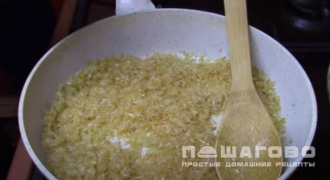 Фото приготовления рецепта: Рассыпчатый рис на гарнир на сковороде - шаг 2
