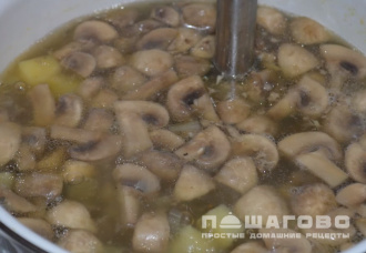 Фото приготовления рецепта: Сливочный крем-суп из шампиньонов и картофеля - шаг 4