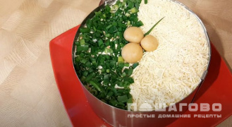Фото приготовления рецепта: Слоеный салат с грибами и ветчиной - шаг 9