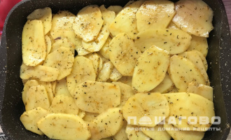 Фото приготовления рецепта: Мясо по-французски с пышной шапкой - шаг 4