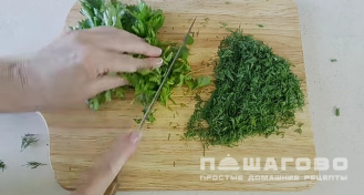 Фото приготовления рецепта: Окрошка летняя с помидорами и зеленью - шаг 6