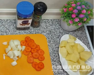 Фото приготовления рецепта: Уха из минтая - шаг 2