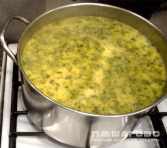 Фото приготовления рецепта: Сырный суп с курицей, шампиньонами и гренками - шаг 3
