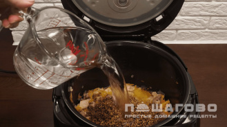 Фото приготовления рецепта: Гречка по-купечески в мультиварке с курицей - шаг 3