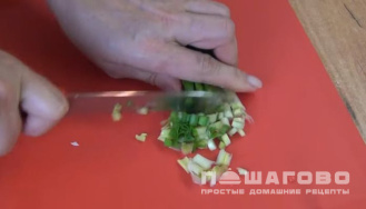 Фото приготовления рецепта: Начинка для блинов с яйцом - шаг 3